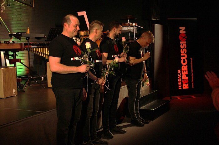 Zespół Repercussion obdarowany różami po występie