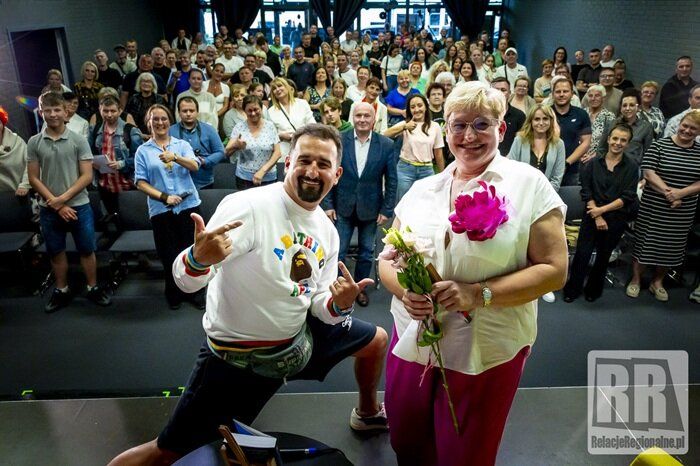 Wspólne zdjęcie Michała z uczestnikami spotkania autorskiego