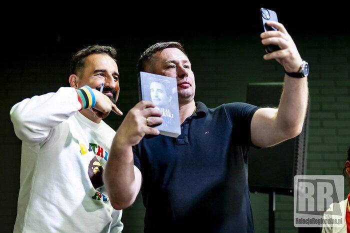 Michał Koterski robi zdjęcia ze słuchaczami