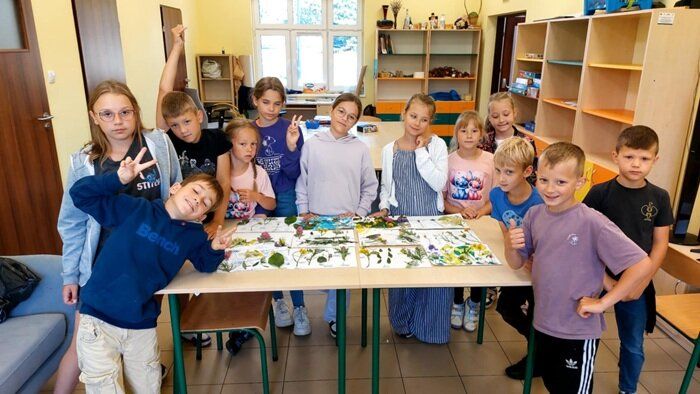 Dzieci uczestniczące w zajęciach wakacyjnych na świetlicy w Grzędach