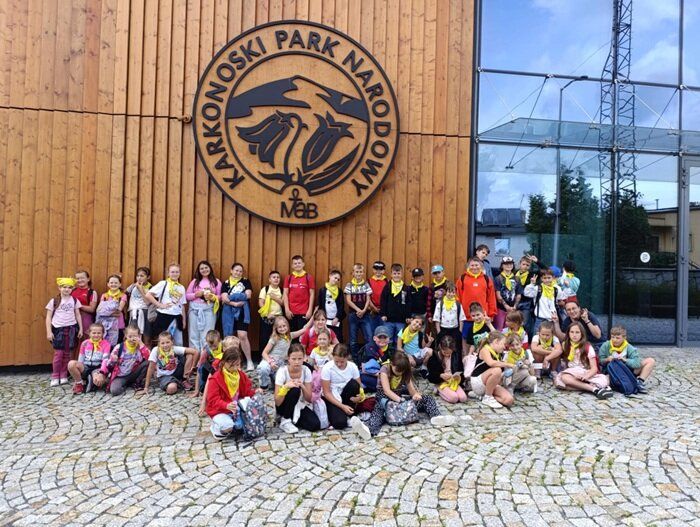 Dzieci podczas wycieczki do Centrum Przyrodzniczo-Edukacyjnego Karkonoskiego Parku Narodowego Pałac -Sobieszów