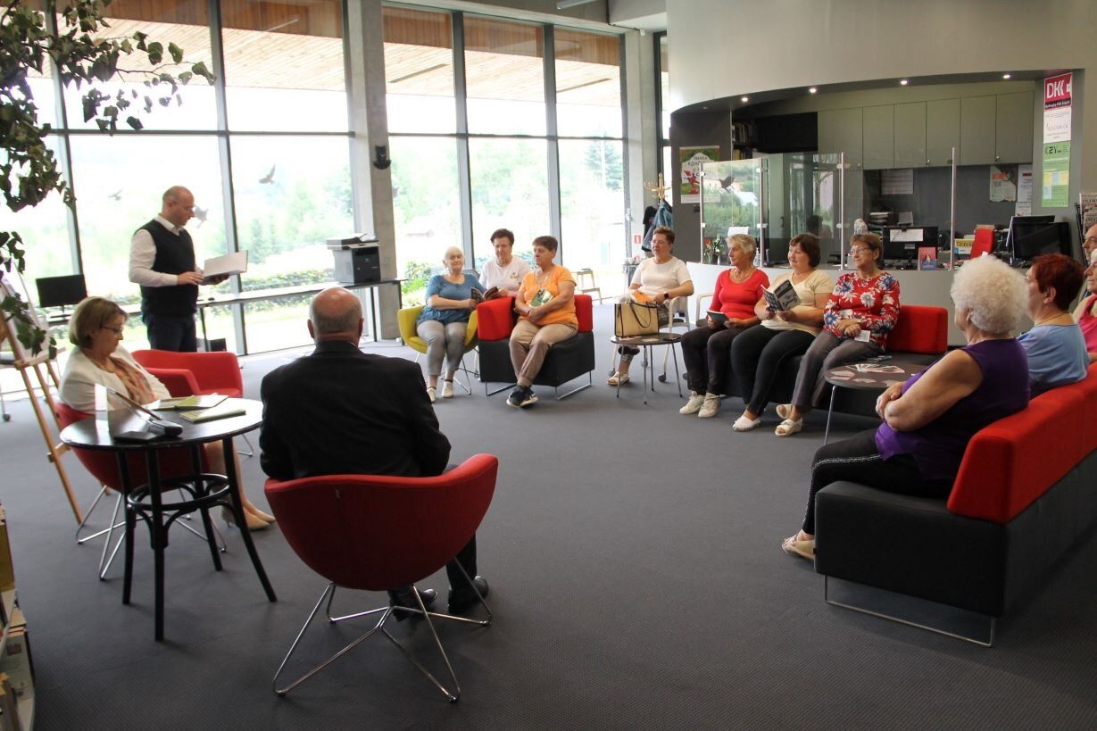 Widok na uczestników wydarzenia siedzących w bibliotece