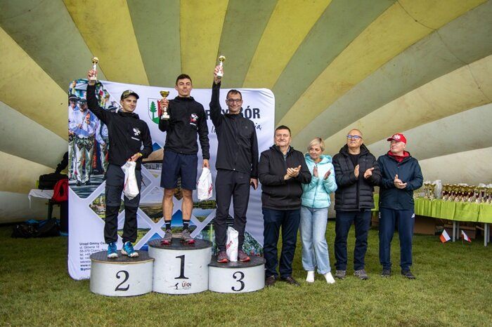 Uczestnicy biegu na podium z pucharami
