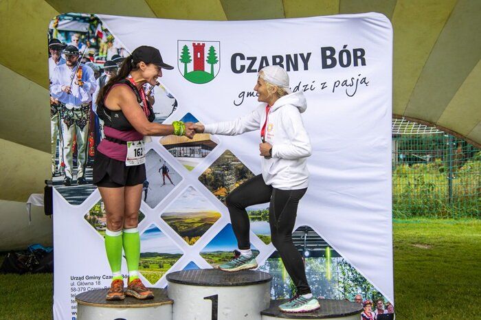 Uczestnicy biegu na podium z pucharami