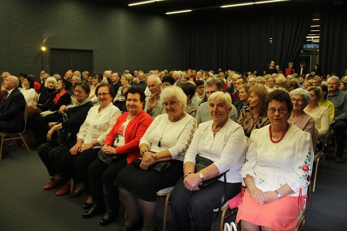 Widownia zebrana na występie podczas Gminnych Obchodów Dnia Seniora w Czarnym Borze