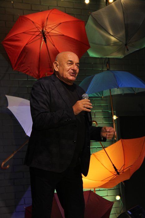 Marcin Daniec podczas występu na Gminnym Dniu Seniora w Czarnym Borze