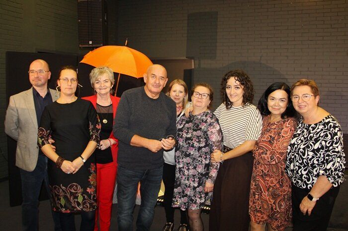 Zdjęcie grupowe Marcina Dańca z pracownikami B+CK