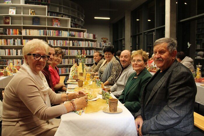 Seniorzy podczas poczęstunku po występie
