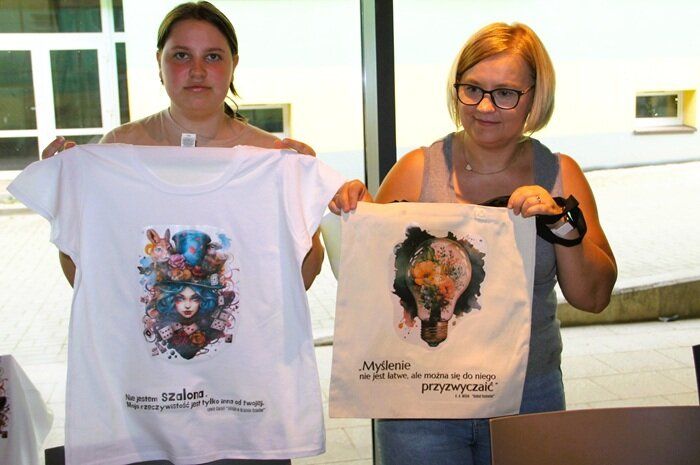 uczestniczki warsztatów z ozdobionymi przez siebie torbami i koszulkami