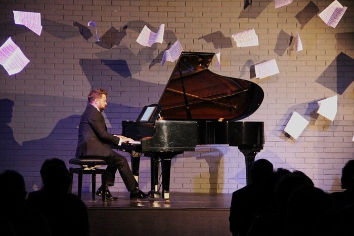 Pianista Piotr Łukaszczyk występuje podczas Recitalu Chopinowskiego w B+CK