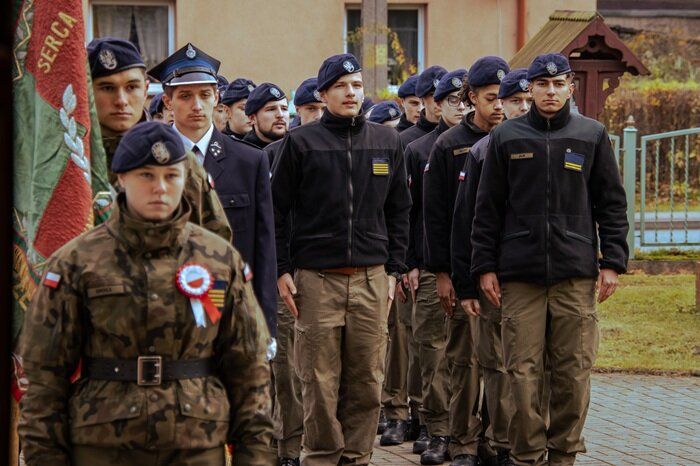Młodzież z klasy mundurowej ZSZiO w Kamiennej Górze, przed kościołem parafialnym w Czarnym Borze