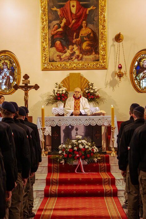 Ksiądz prowadzi Mszę Święta za Ojczyznę w kościele parafialnym w Czarnym Borze