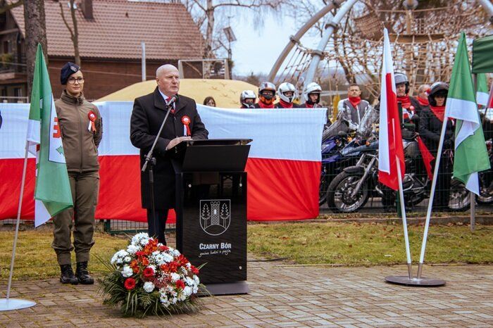 Wójt Gminy przemawia podczas uroczystości z okazji Odzyskania Niepodległości