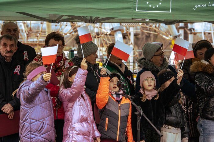 Zespół dziecięcy Nutki Kawki podczas występu na 11 listopada