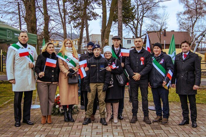 Radni Gminy, dyrektorzy instytucji oraz sołtysi z flagami Polski