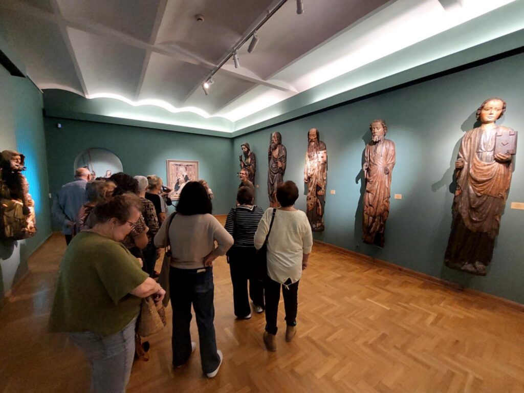 grupa dorosłych ludzi zwiedza muzeum
