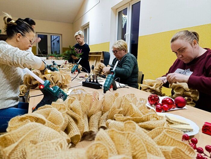 uczestniczki warsztatów w Borównie wykonują wianki