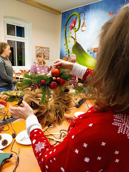 uczestniczka warsztatów w Witkowie trzyma swój wianek