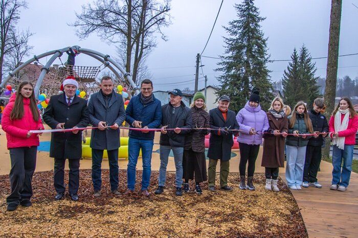 Przecięcie wstęgi na zmodernizowanym placu zabaw na skwerze olimpijczyków