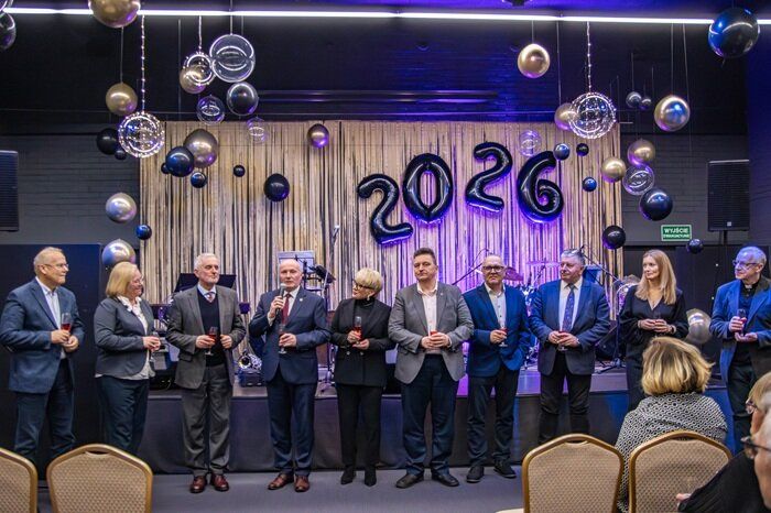 Zaproszeni goście składają życzenia noworoczne mieszkańcom Gminy Czarny Bór