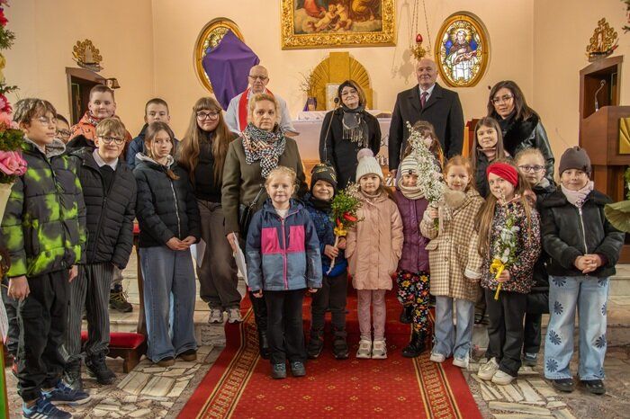 Dzieci szkolne - zwyciężcy konkursu na najpiękniejszą Palmę Wielkanocną w kategorii Dzieci Szkolne