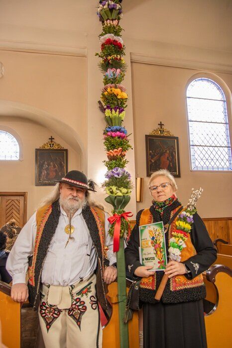 Państwo Janikowie - uczestnicy konkursu na najpiękniejszą Palmę Wielkanocną