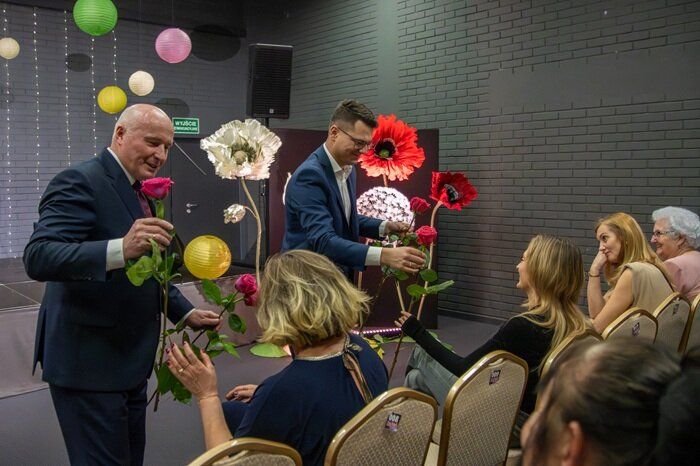 Wójt Gminy oraz Poseł na Sejm Grzegorz Macko wręczają kwiaty zebranym Paniom podczas Dnia Kobiet w Czarnym Borze