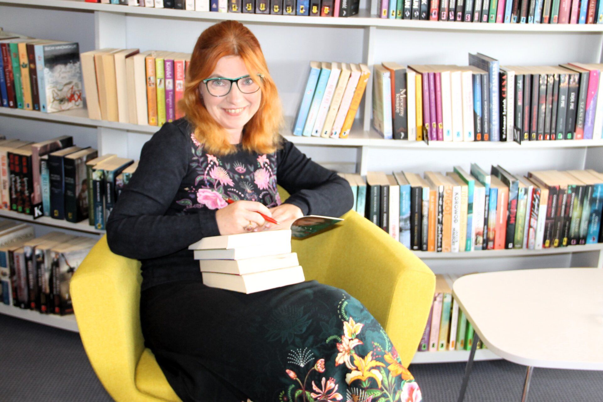 mAGDALENA kORDEL PODPISUJE KSIĄŻKI
