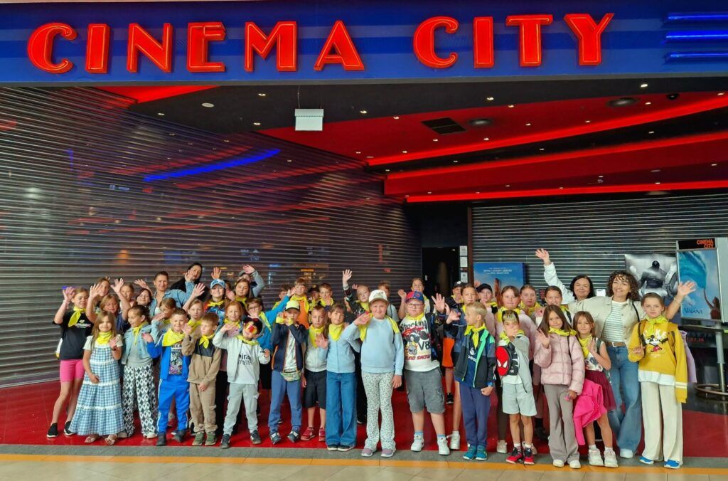 wspólne zdjęcie pod kinem cinema city