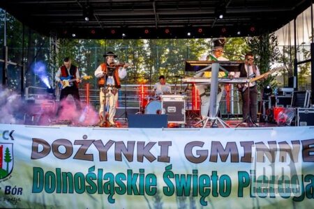 Występ na scenie dożynkowej zespołu góralskiego Sykowni