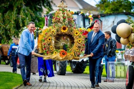 Mieszkańcy Borówna niosą wieniec dożynkowy