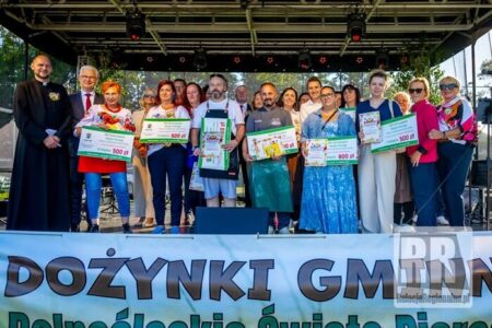 Zwycięzcy konkursu na Najsmaczniejsze Pierogi na wspólnym zdjęciu na scenie