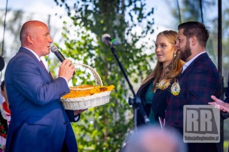 Starostowie dożynkowi przekazują Wójtowi Gminy chleb jako symbol zebranych plonów