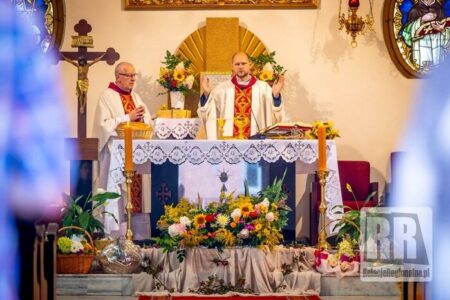 Księża przy ołtarzu w kościele Parafialnym w Czarnym Borze odprawiają mszę dziękczynną w intencji rolników