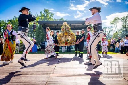 Kapela Góralska Janicki obśpiewuje wieniec dożynkowy sołectwa Borówno