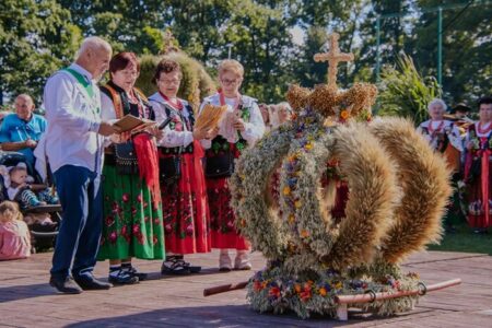 Sołectwo Czarny Bór ośpiewuje wieniec dożynkowy